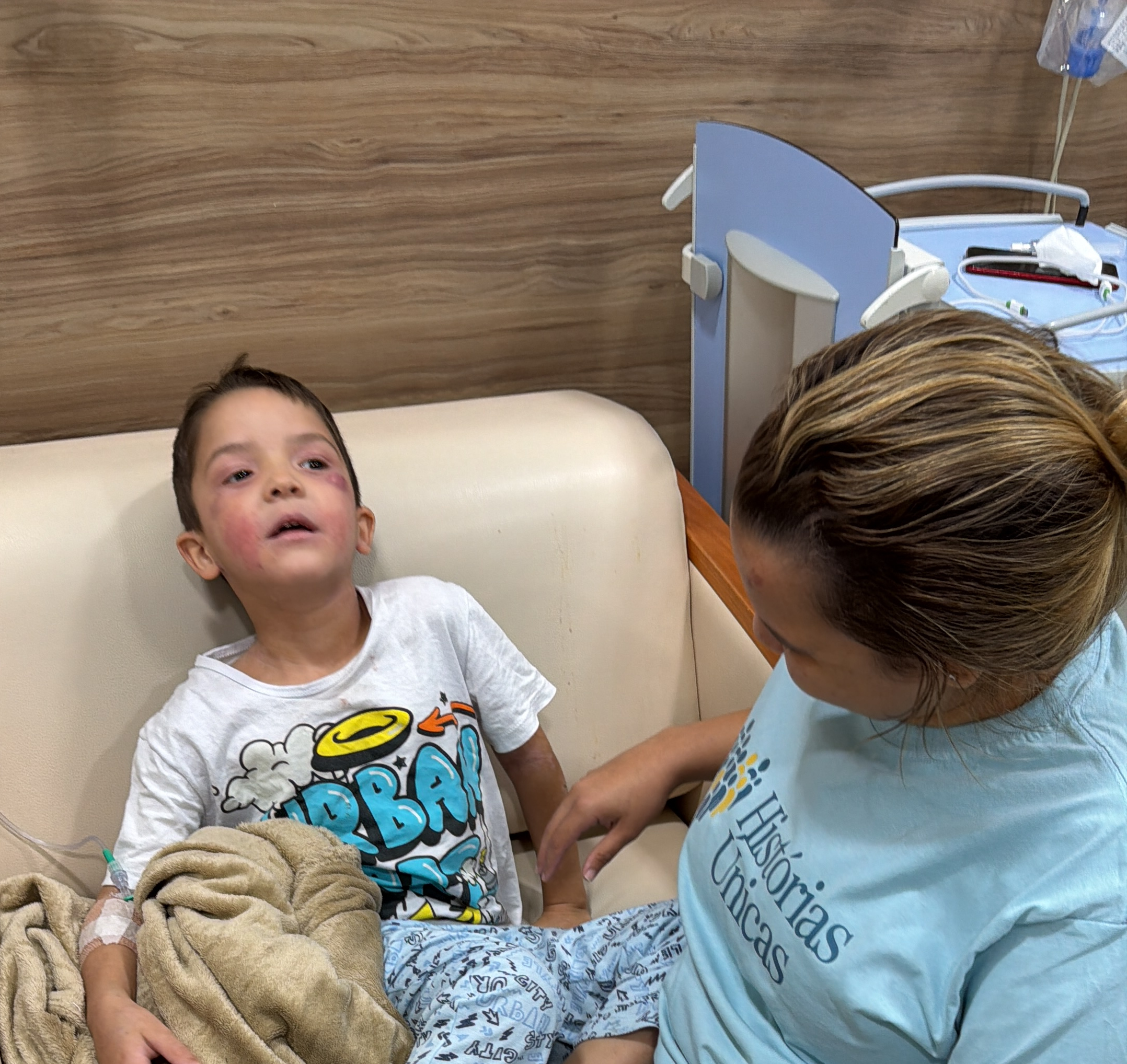Luís recebendo cuidados durante uma internação
